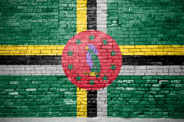Ziegelsteinmauer mit Flagge Dominica