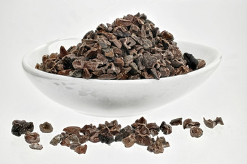 Bio Kakao Nibs in einer weissen Schale