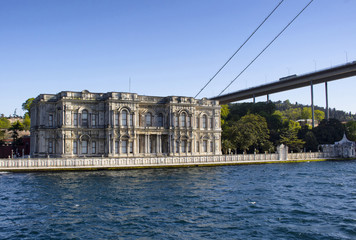 Naklejka premium Beylerbeyi palace and Bosphorus bridge