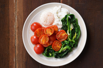 tomato and spinach salad with egg.