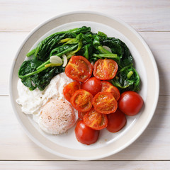 tomato and spinach salad with egg.