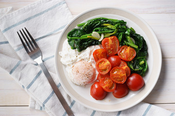 tomato and spinach salad with egg.