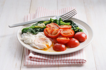 tomato and spinach salad with egg.