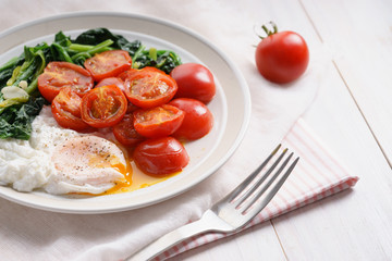 tomato and spinach salad with egg.