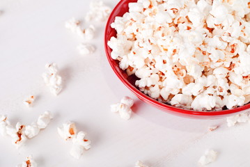 Fototapeta na wymiar popcorn in a red bowltop view