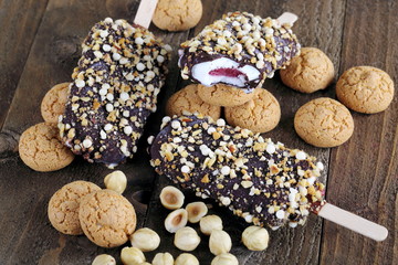 Gelato pralinato con amaretti e nocciole