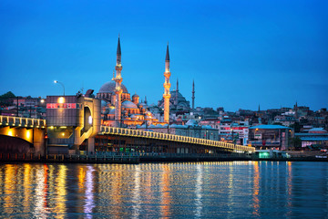 Obraz premium Most Galata nocą