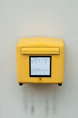 Fototapeta na wymiar Ein schon fast historischer gelber Briefkasten an der Hauswand