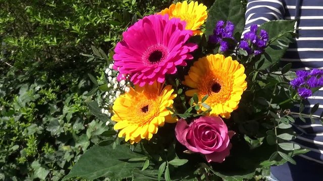 Blumenstrauss wird &uuml;bergeben
