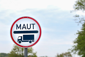 Hinweisschild auf Mautpflicht