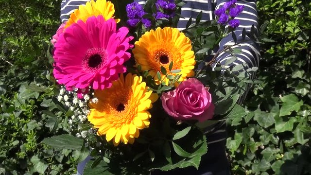 Blumenstrauss wird &uuml;bergeben