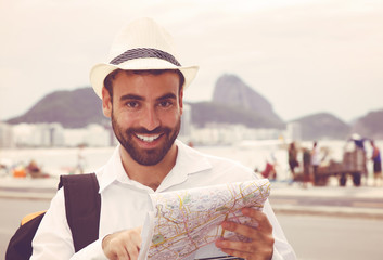 Lachender Tourist mit Landkarte in Rio im Vintage-Cinema-Look 