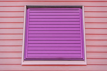  fen&ecirc;tre jalousie m&eacute;tallique ferm&eacute;e 