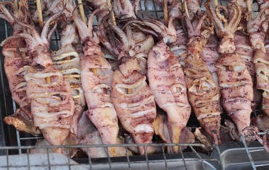 Grilled squid is delicious in the market.