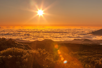 coucher de soleil sur mer de nuages, plaine des Cafres, île de la Réunion