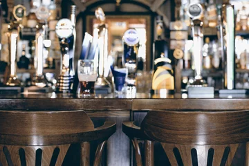 Papier Peint photo Café Pub bar à bière, longue table avec chaises
