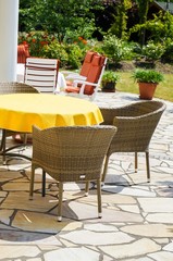 Gartenterasse, Sitzecke  im Sonnenlicht, Hochformat