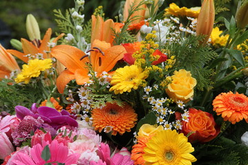 Bunte Blumen gemischt nach Beerdigung