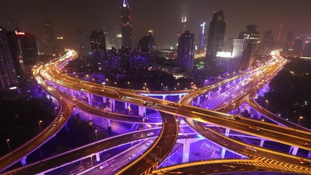 Croisement de route trafic à Shanghai de nuit