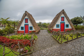 Fototapeta na wymiar ländliche Bauernhäuser in Santana, Madeira, Portugal