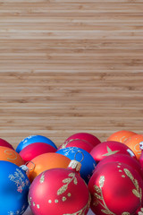 Weihnachtshintergrund: Modernes Holz und bunte Christbaumkugeln