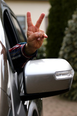 Hand Autofahrer zeigt 