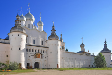 Fototapeta na wymiar This is the Kremlin in the Russian city of Rostov Veliky
