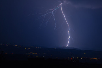 Fulmine netto che si scaglia al suolo