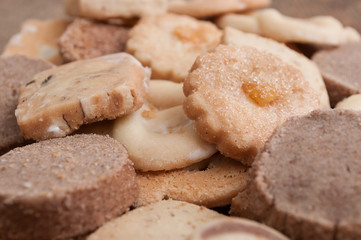 biscuits sablés alsaciens sur table en vieux bois 