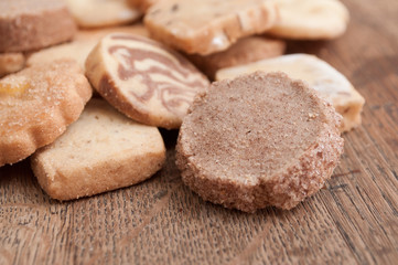 biscuits sablés alsaciens sur table en vieux bois 
