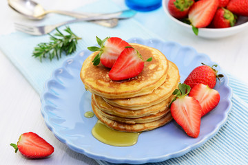 Pancake mit  Ahornsirup und Erdbeeren