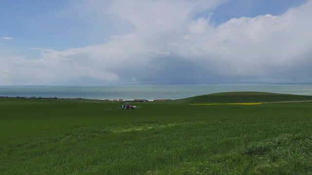 agriculteur r&eacute;pendant de l'engrais