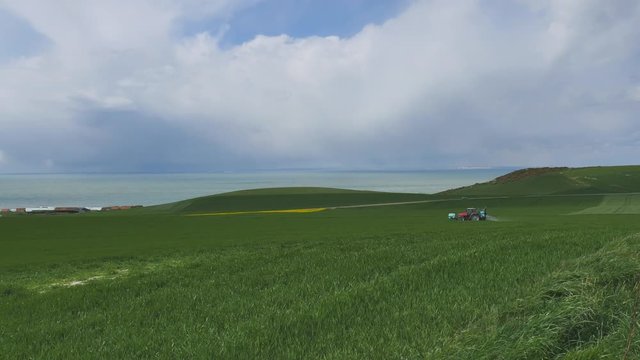 agriculteur r&eacute;pendant de l'engrais