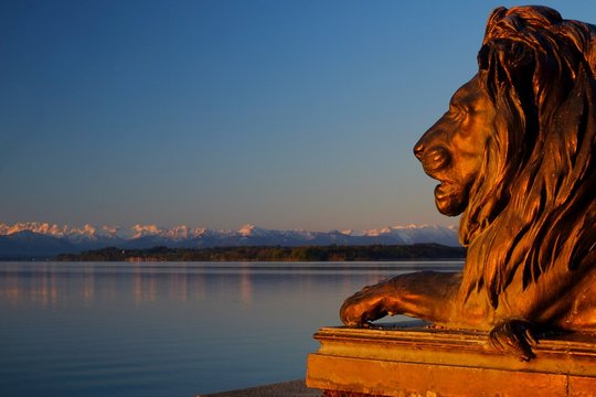 L&ouml;wenstatue am Seeufer
