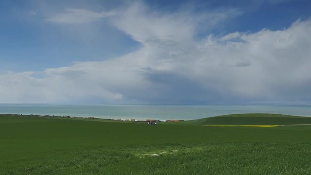 agriculteur r&eacute;pendant de l'engrais
