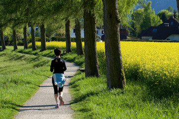 Fototapeta premium Junge Frau beim joggen