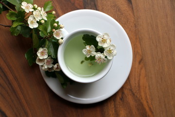 Gesundheitstee, Kräutertee aus Weißdornblüten und Weißdornblättern (Crataegus)
