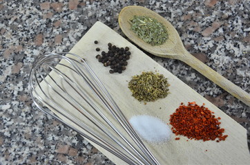 Küchenutensilien und Gewürze