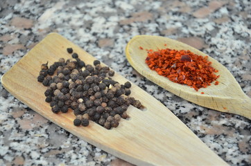 Küchenutensilien und Gewürze