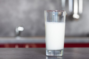 verre de lait sur une table