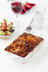 griechisches Giouvetsi Gericht in einer Auflaufform