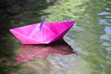 Papierschiff schwimmt im Bach