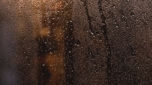 дорожки от капель дождя на мокром стекле