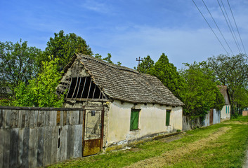 Fototapeta na wymiar Old dilapidated farmhouse