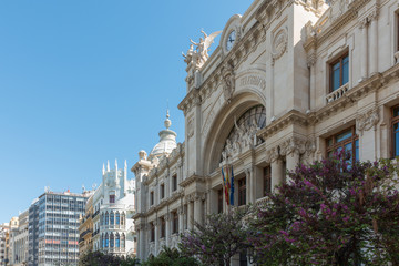 Detailansicht eines Gebäudes in Valencia vor blauem Himmel