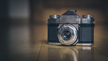 Alte Kamera auf Holzboden