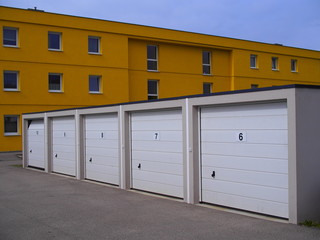 Durchnumerierte Autogaragen für Wohnungsmieter