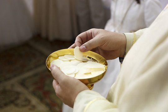 Comuni&oacute;n. Ceremonia religiosa. Comulgando. Ritual religioso.