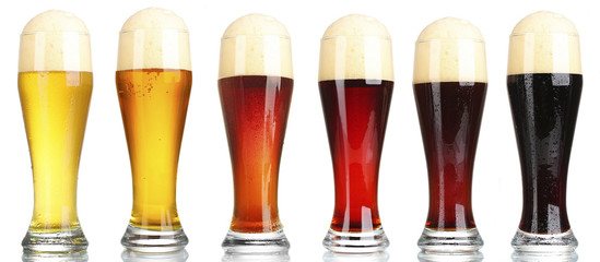Différents types de bière dans des verres, isolés sur blanc