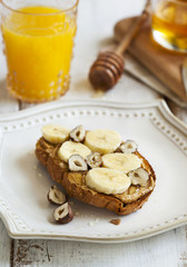  Toast with bananas, peanut butter, nuts and honey